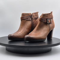 CHAUSSURE CUIR MARRON À TALONS CARRÉS PAR FUGITIVE POUR FEMME