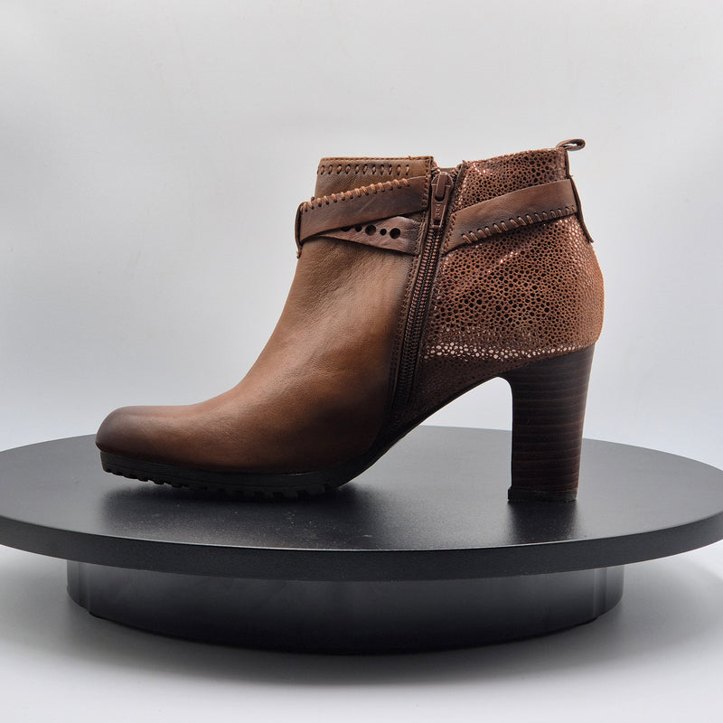 CHAUSSURE CUIR MARRON À TALONS CARRÉS PAR FUGITIVE POUR FEMME